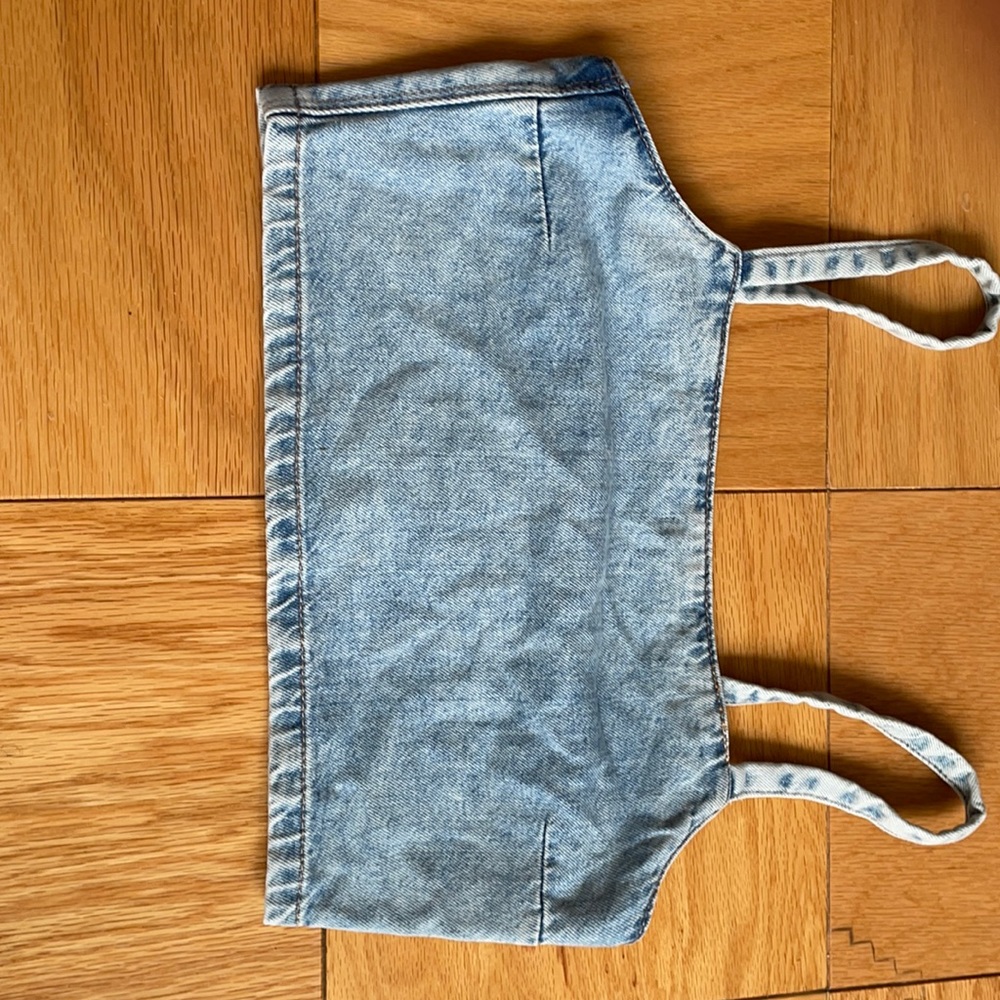 This is a tank top from H&M it was never worn it’s an extra small
